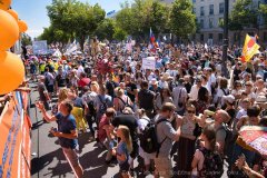 P1036512b2-demonstranten-unter-den-linden.jpg