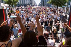 P1036822b-friedenswagen-friedrichstrasse-demo-berlin.jpg