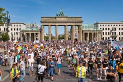 P1047665b-Demozug-am-Brandenburger-Tor-Berlin.jpg